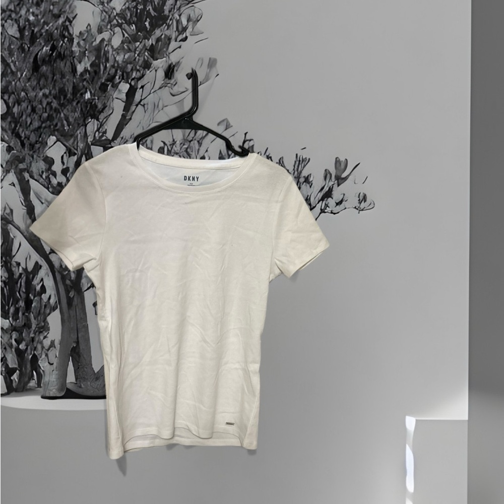 DKNY white pullover, great condition, perfect for any casual occasion.